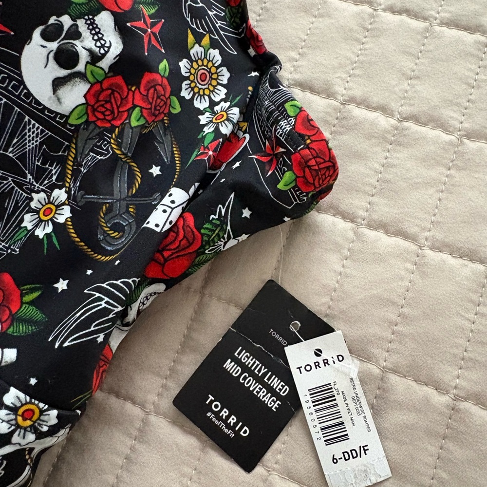 Torrid Size 6 DD/F Black Skull & Red Rose one-piece bathing suit - Picture 2 of 8